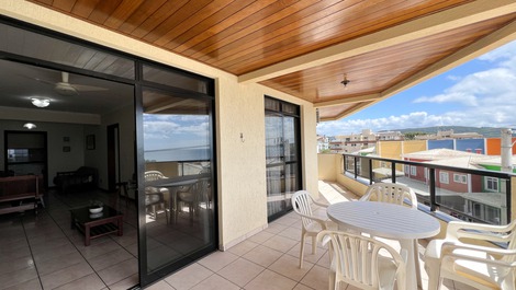 APTO COM BELISSIMA VISTA DA PRAIA DE BOMBINHAS