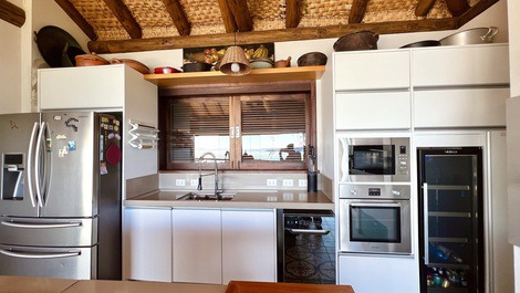 Casa a Beira in the center of Bombinhas with pool