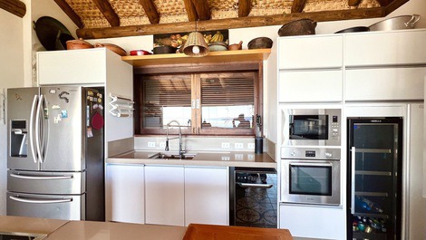 Casa a Beira in the center of Bombinhas with pool