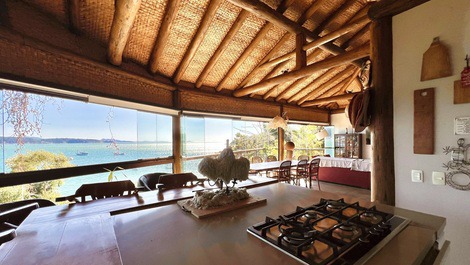 Casa a Beira in the center of Bombinhas with pool