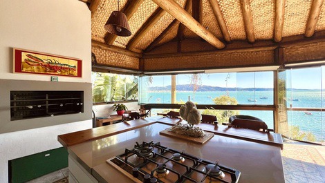 Casa a Beira in the center of Bombinhas with pool