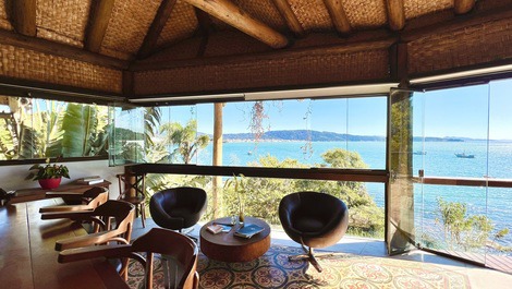 Casa a Beira in the center of Bombinhas with pool