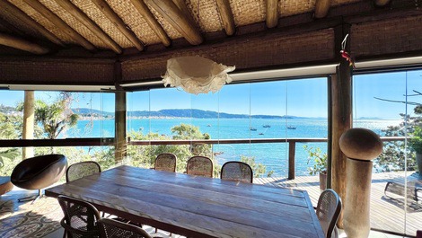 Casa a Beira in the center of Bombinhas with pool