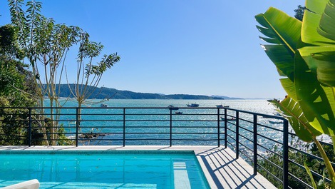 Casa a Beira in the center of Bombinhas with pool