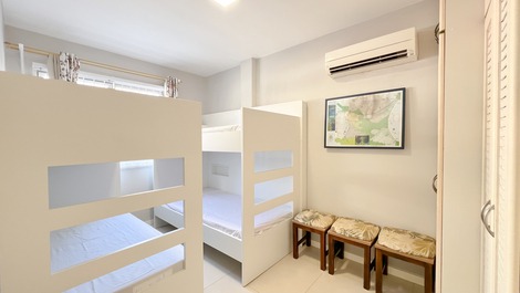 Dormitório com 2 beliches