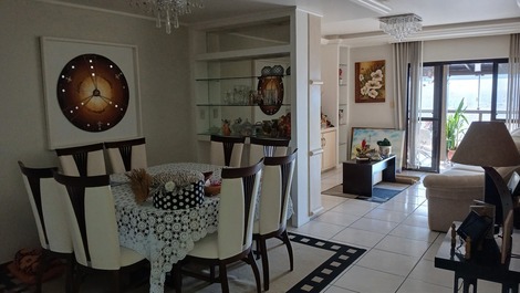 Cobertura lateral para o mar 4 quartos sendo 2 suítes