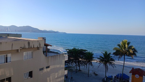 Cobertura lateral para o mar 4 quartos sendo 2 suítes