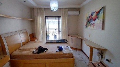 Cobertura lateral para o mar 4 quartos sendo 2 suítes