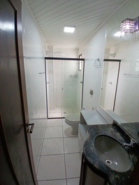 Cobertura lateral para o mar 4 quartos sendo 2 suítes