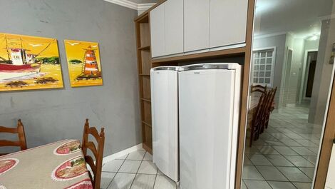 Apartamento aconchegante com 03 dormitórios no Centro de Bombinhas!