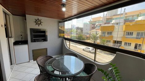 Apartamento aconchegante com 03 dormitórios no Centro de Bombinhas!