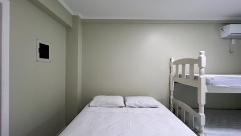 Apartment with 2 bedrooms on Rua Pirajica, Bombinhas beach.