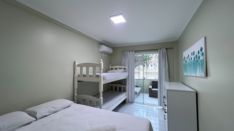 Apartment with 2 bedrooms on Rua Pirajica, Bombinhas beach.