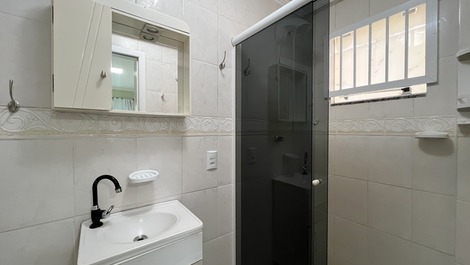 Apartment with 2 bedrooms on Rua Pirajica, Bombinhas beach.