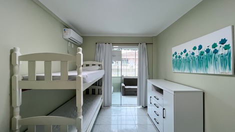 Apartment with 2 bedrooms on Rua Pirajica, Bombinhas beach.