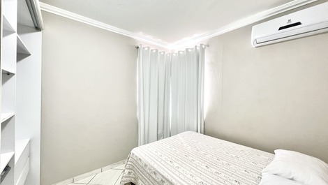 Apto com 4 dormitórios na Praia de Bombinhas. Ótima localização!