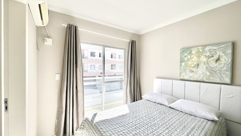 Apto com 4 dormitórios na Praia de Bombinhas. Ótima localização!