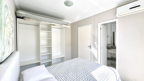 Apto com 4 dormitórios na Praia de Bombinhas. Ótima localização!