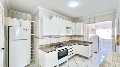 Apto com 4 dormitórios na Praia de Bombinhas. Ótima localização!