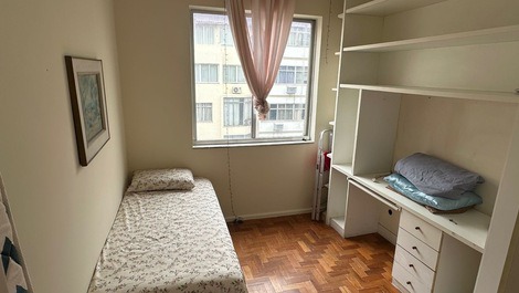 Quarto com cama para duas pessoas,, sendo uma dupla.