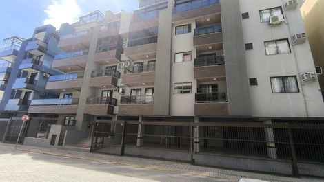 3 dormitórios com ar, quadra mar Meia Praia