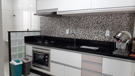 Apartamento 02 dormitorios (suite) a 100 metros do mar