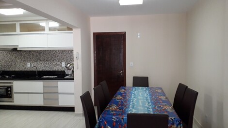 Apartamento 02 dormitorios (suite) a 100 metros do mar
