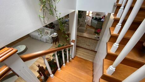 Casa con 4 dormitorios, 4 baños y zona de barbacoa, en Jurerê.