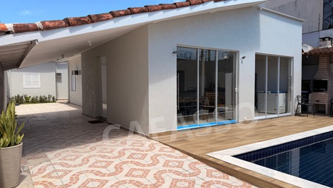 CASA A PIE EN LA ARENA CON PISCINA A 10 m DE CALA GUARUJÁ