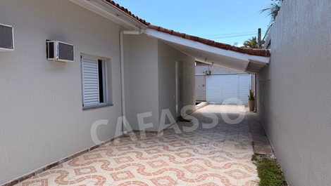 CASA A PIE EN LA ARENA CON PISCINA A 10 m DE CALA GUARUJÁ
