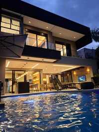 Casa moderna recién inaugurada, 5 suites y completas instalaciones de ocio en Riviera