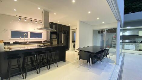 5-suite mansion in Riviera d'São Lourenço