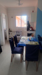 Sala de jantar e cozinha completa