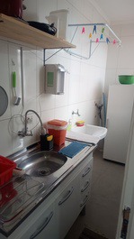 Filtro de água e lavanderia ao fundo