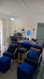 Sala de tv, jantar e cantinho home office