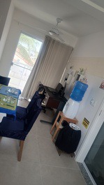 Cantinho home office com bebedouro gelado, botijão de gás reserva cheio