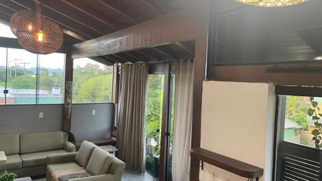 Amplia casa en planta alta en una ubicación segura, tranquila e ideal para familias.