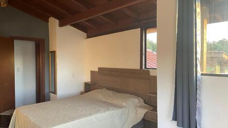 Amplia casa en planta alta en una ubicación segura, tranquila e ideal para familias.