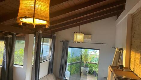 Amplia casa en planta alta en una ubicación segura, tranquila e ideal para familias.