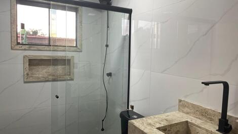 Amplia casa en planta alta en una ubicación segura, tranquila e ideal para familias.