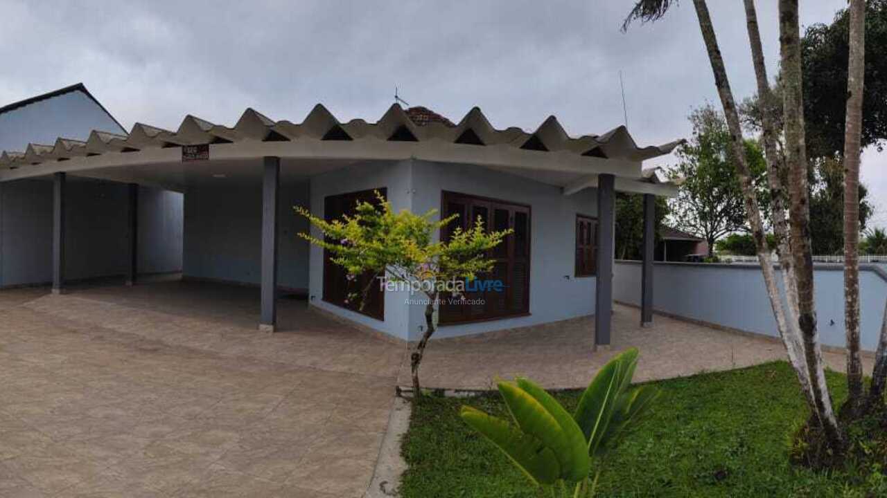 Casa para alquiler de vacaciones em Matinhos (Balneário de Gaivotas)