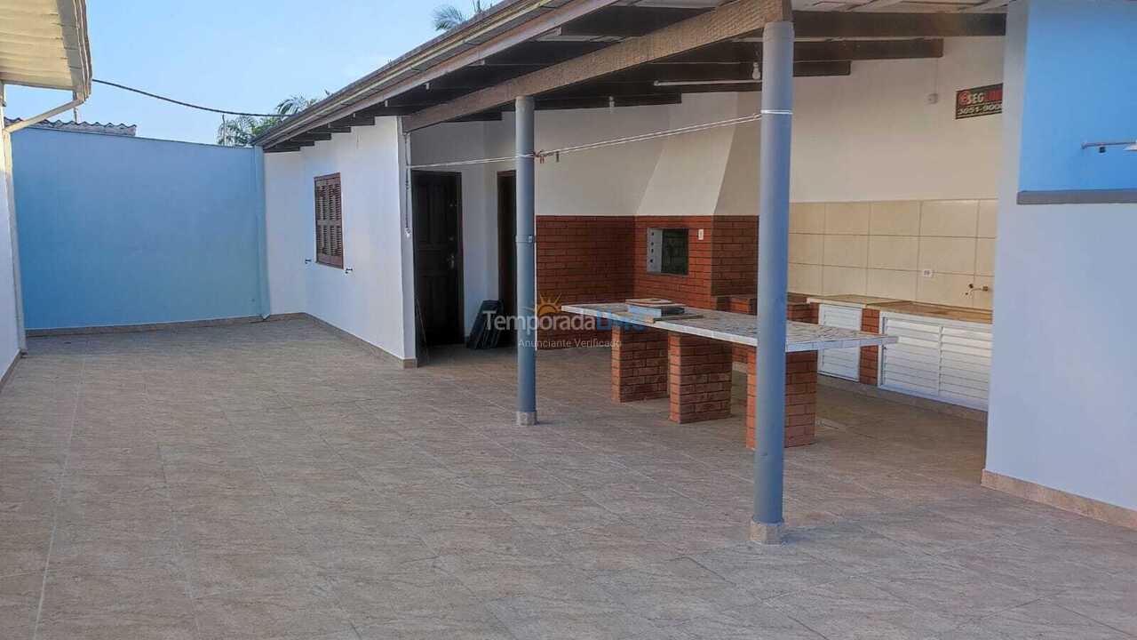 Casa para alquiler de vacaciones em Matinhos (Balneário de Gaivotas)