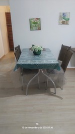 Se alquila piso frente al mar, al lado del centro comercial.