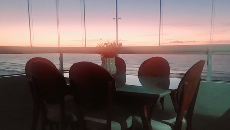 Apartamento frente a la playa con vistas increíbles.