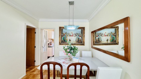 30 Metros da Praia - 3 Quartos, Ar Condicionado, Wi-Fi, 2 Vagas, Lazer