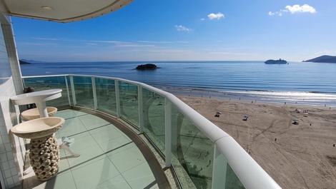 Oceanfront property with jacuzzi and charcoal grill, including 2 private parking spaces.