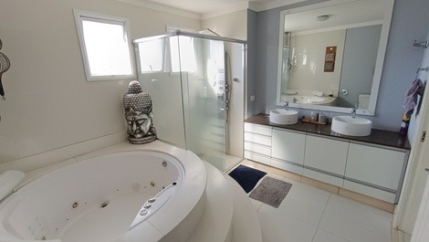 Oceanfront property with jacuzzi and charcoal grill, including 2 private parking spaces.