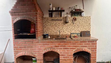 House with pool and gourmet area, 3 minutes from the beach in the center of Saguarema.