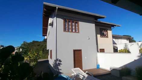 SOBRADO COM PISCINA ENTRE AS BELAS PRAIAS, MARISCAL E CANTO GRANDE!!