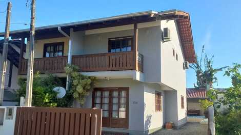 SOBRADO COM PISCINA ENTRE AS BELAS PRAIAS, MARISCAL E CANTO GRANDE!!